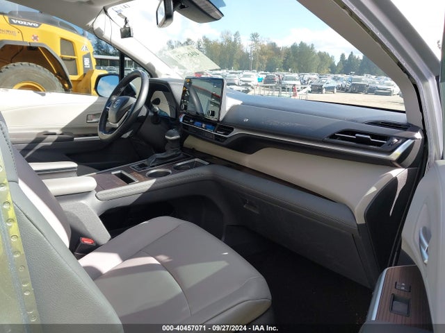 5TDJSKFC2NS062404 Toyota SIENNA XLE