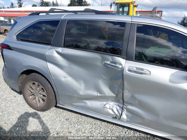 5TDJSKFC2NS062404 Toyota SIENNA XLE
