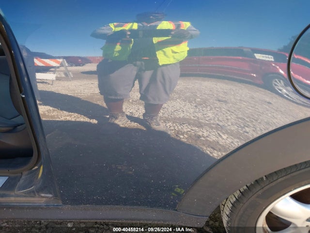 2010 MINI COOPER CLUBMAN WMWML3C57ATX50848 Photo 5