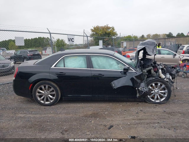 2C3CCARG7JH229030 Chrysler 300 Touring L Awd