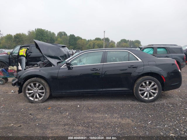 2C3CCARG7JH229030 Chrysler 300 Touring L Awd