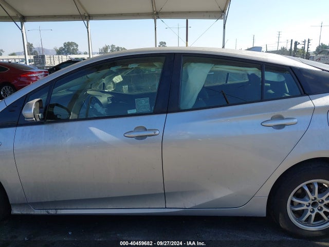 Toyota Prius Two Eco 2016 JTDKARFU4G3025013 Image 14