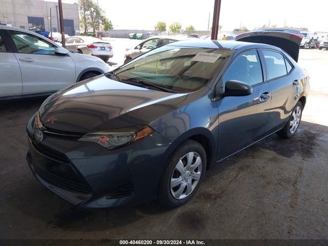 Toyota COROLLA LE 2018 5YFBURHE1JP804462 Image 2