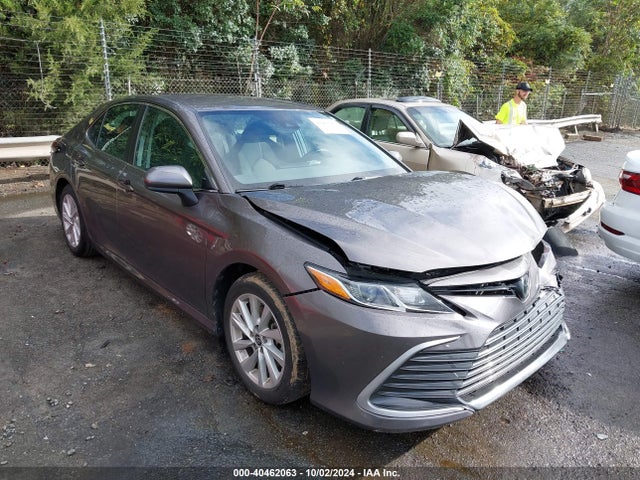 Toyota CAMRY LE 2022 4T1C11AK5NU687648 Image 1