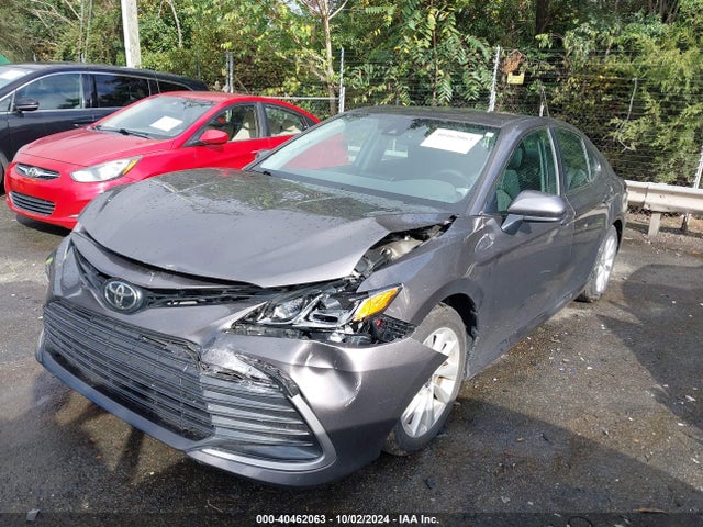 Toyota CAMRY LE 2022 4T1C11AK5NU687648 Image 2