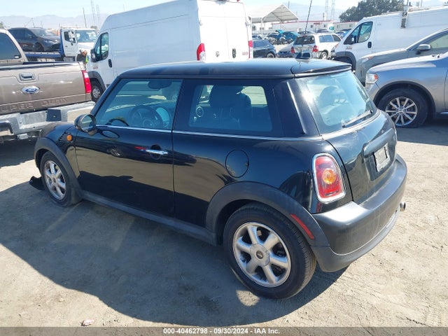 2010 MINI COOPER WMWMF3C55ATZ22737 Photo 2