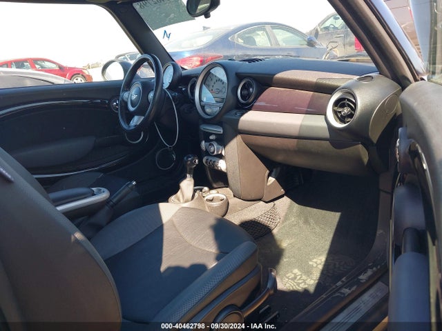 2010 MINI COOPER WMWMF3C55ATZ22737 Photo 4