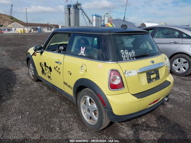 2011 MINI COOPER WMWSU3C57BT094737 Photo 2