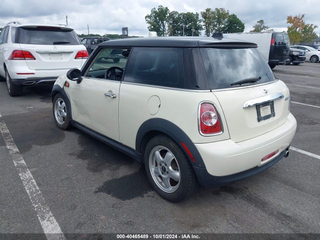 2011 MINI COOPER WMWSU3C53BT095206 Photo 2