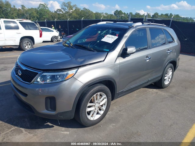 KIA Sorento Lx V6 2015 5XYKT4A71FG610205 Image 2