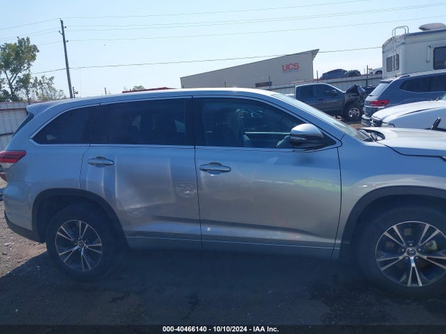 Toyota Highlander Le 2018 5TDZZRFH9JS266470 Image 13