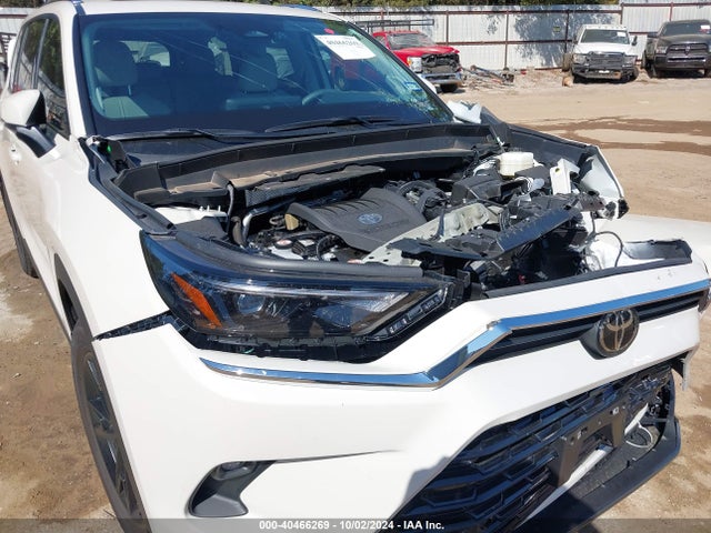Toyota Grand Highlander Limited 2024 5TDAAAA50RS015190 Image 18