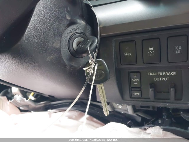 5TFDY5F10HX631325 Toyota Tundra Sr5 5.7l V8