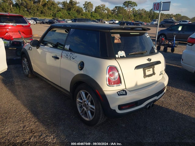 2011 MINI COOPER S WMWSV3C52BTY15611 Photo 2