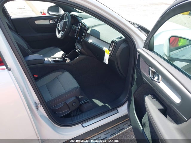 Volvo Xc40 B5 Core Bright Theme/b5 Core Dark Theme 2024 YV4L12UK7R2262436 Image 13