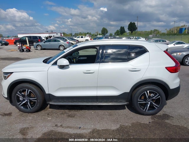 Volvo Xc40 B5 Core Bright Theme/b5 Core Dark Theme 2024 YV4L12UK7R2262436 Image 14