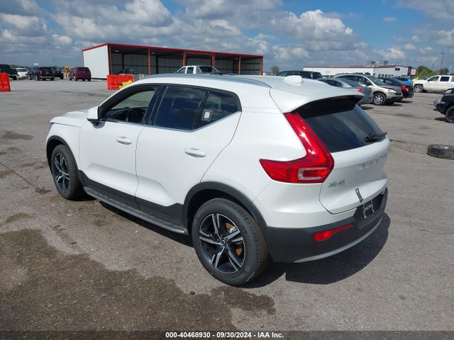 Volvo Xc40 B5 Core Bright Theme/b5 Core Dark Theme 2024 YV4L12UK7R2262436 Image 3