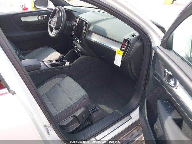 Volvo Xc40 B5 Core Bright Theme/b5 Core Dark Theme 2024 YV4L12UK7R2262436 Image 5