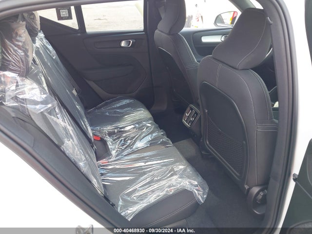 Volvo Xc40 B5 Core Bright Theme/b5 Core Dark Theme 2024 YV4L12UK7R2262436 Image 8