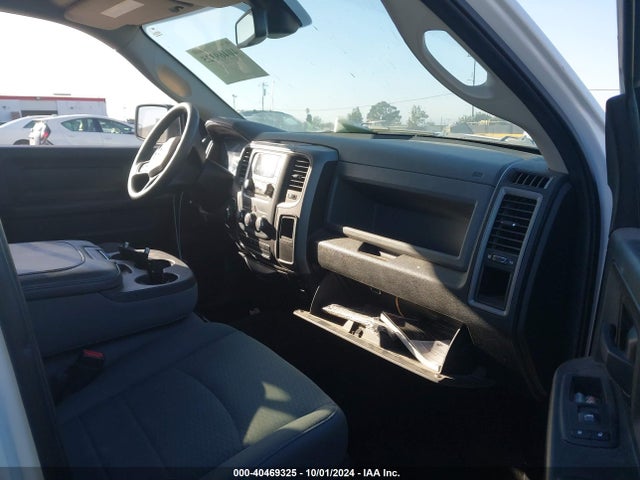 1C6RR7KM0KS726171 RAM 1500 Classic Tradesman  4x4 5'7 Box