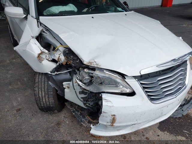 Chrysler 200 LX 2014 1C3CCBAB0EN195306 Image 6