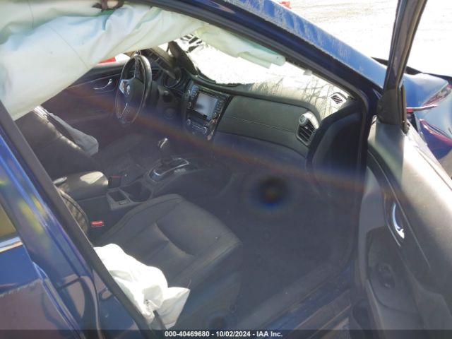 JN8AT2MV0HW026012 Nissan Rogue Sl