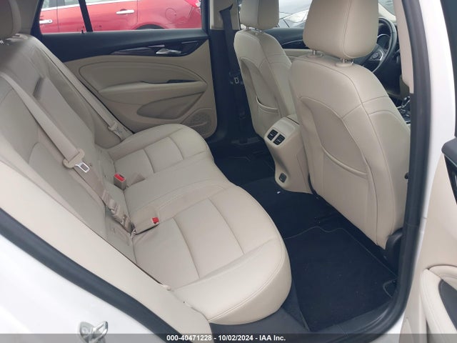 W04GV8SX5J1135280 Buick Regal Tourx Essence