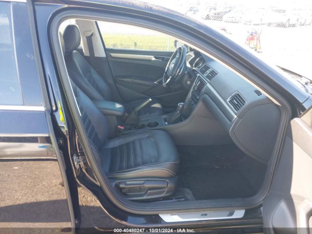 1VWAT7A35GC036821 Volkswagen Passat 1.8t R-line
