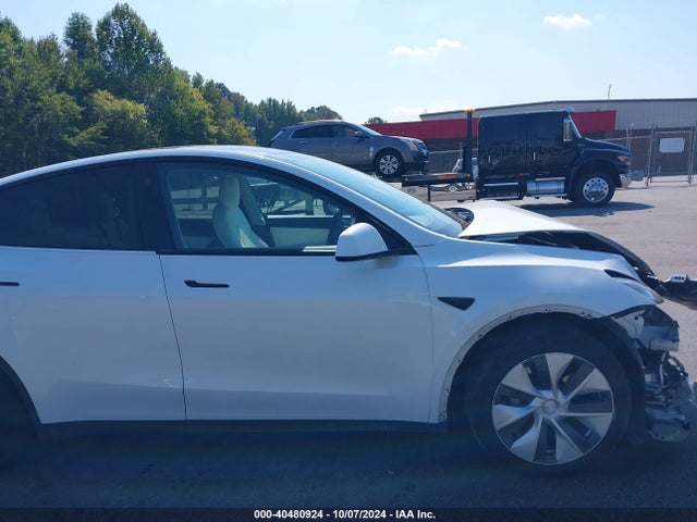 Tesla Model Y Standard Range Rear-wheel Drive 2021 5YJYGDED0MF109180 Image 13