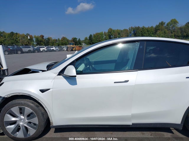 Tesla Model Y Standard Range Rear-wheel Drive 2021 5YJYGDED0MF109180 Image 14