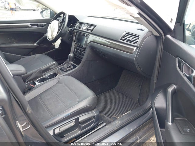 1VWBT7A36HC036977 Volkswagen Passat 1.8t Se