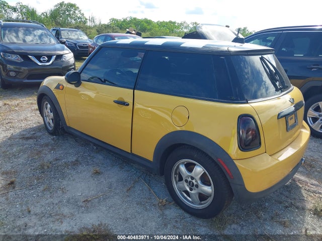 2008 MINI COOPER WMWMF33528TU68179 Photo 2