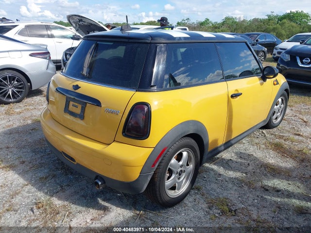 2008 MINI COOPER WMWMF33528TU68179 Photo 3