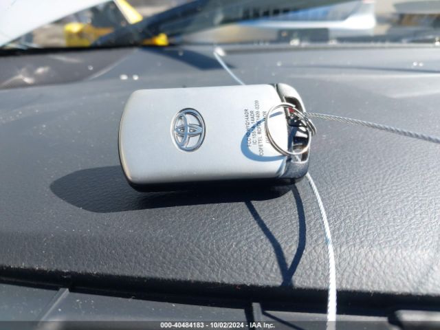 5TDYZ3DC2HS875099 Toyota Sienna Xle Premium 8 Passenger