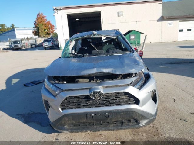 2T3F1RFV2NC258281 Toyota RAV4 LE