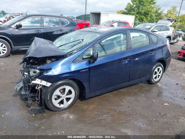 Toyota Prius Three 2015 JTDKN3DU3F0396104 Image 2