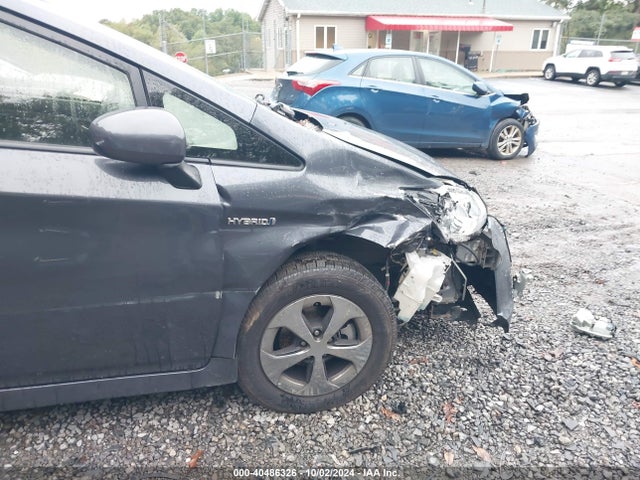 Toyota Prius Two 2015 JTDKN3DU1F1886227 Image 18