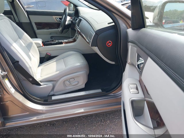 2011 JAGUAR XF SAJWA0FB0BLS13551 Photo 4