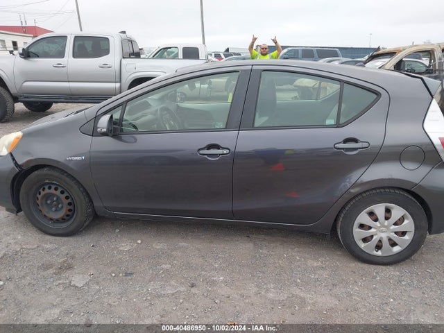 JTDKDTB32E1558410 Toyota Prius C One