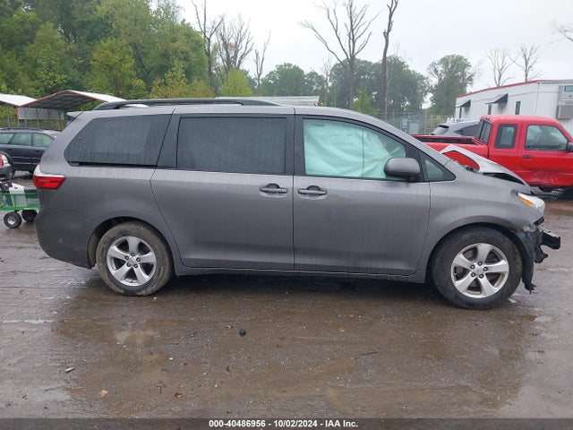 Toyota Sienna Le 8 Passenger 2017 5TDKZ3DC9HS889569 Image 14