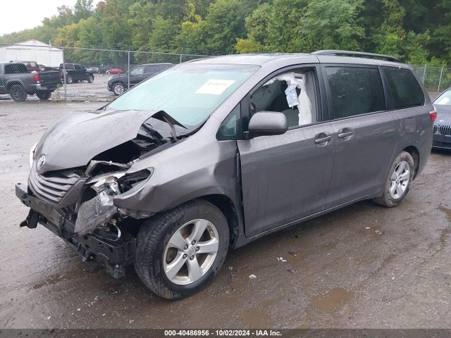 Toyota Sienna Le 8 Passenger 2017 5TDKZ3DC9HS889569 Image 2