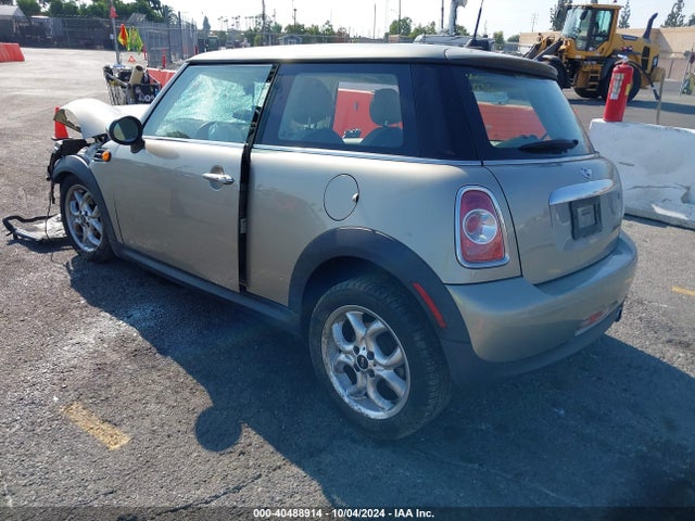 2011 MINI COOPER WMWSU3C57BT092762 Photo 2