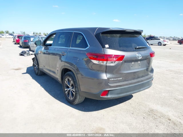 Toyota Highlander Le 2017 5TDZARFH8HS030037 Image 3