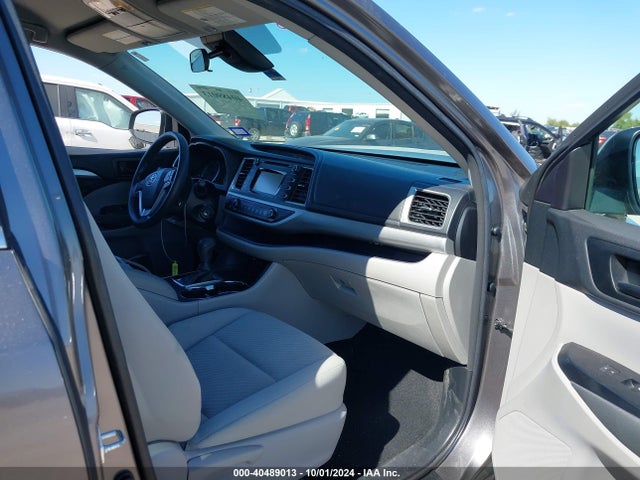 Toyota Highlander Le 2017 5TDZARFH8HS030037 Image 5