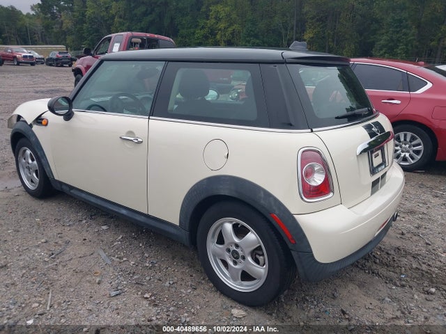 2011 MINI COOPER WMWSU3C51BT096502 Photo 2