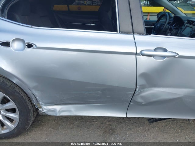 Toyota CAMRY LE 2018 4T1B11HK9JU018617 Image 18