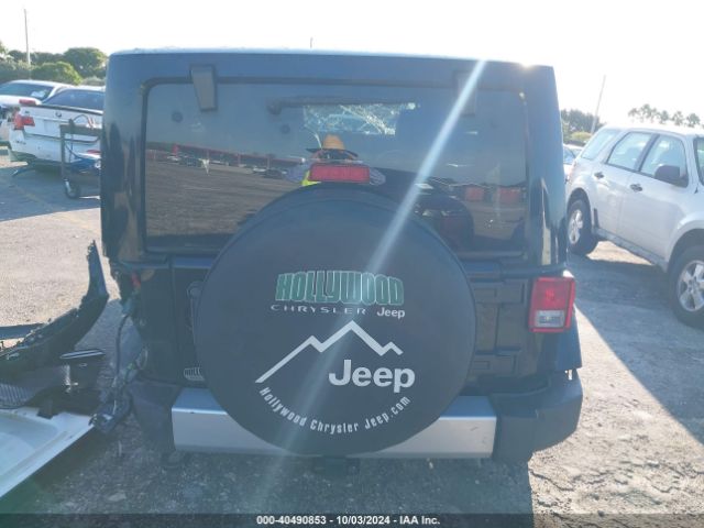 1C4HJWEG3EL137948 Jeep Wrangler Unlimited Sahara