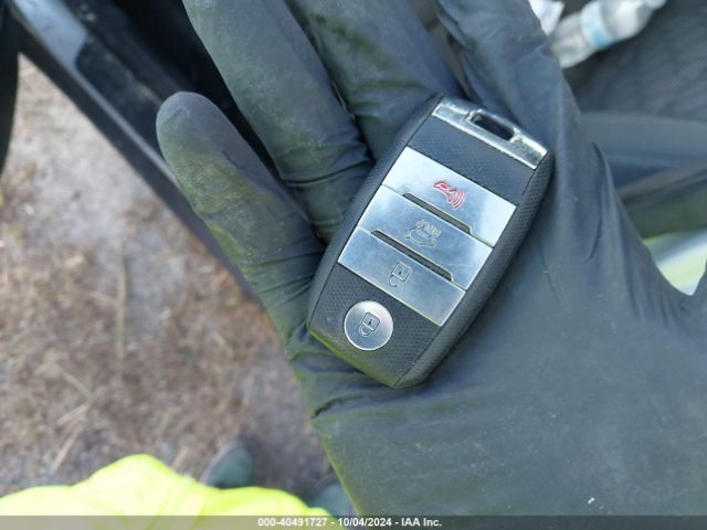 KNDCB3LC6H5073189 KIA NIRO LX