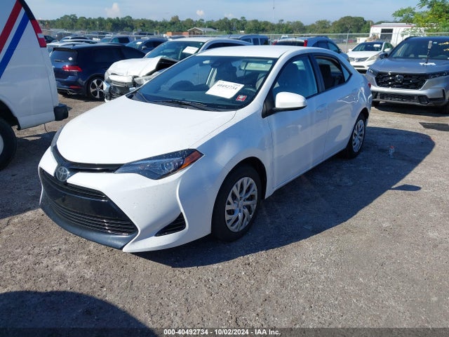 Toyota COROLLA LE 2018 5YFBURHE3JP805158 Image 2