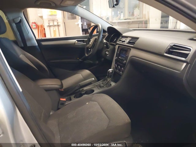1VWAT7A39HC079138 Volkswagen Passat 1.8t S